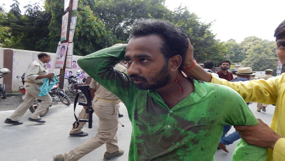 गोरखपुर विवि में छात्रों पर बर्बर लाठीचार्ज, कई गिरफ़्तार