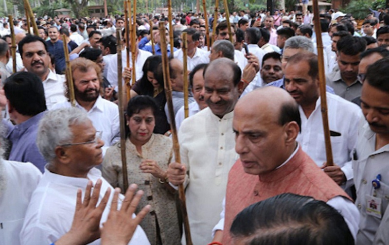 नौटंकी नहीं बल्कि संसद परिसर में झाड़ू के पीछे छुपा है गांधी की “हत्या” का गहरा उद्देश्य