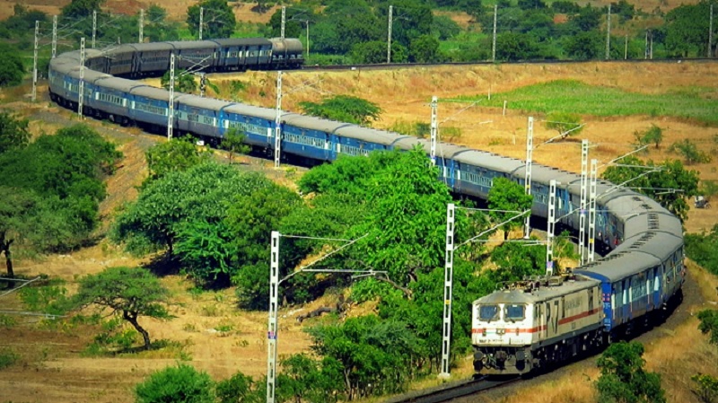 निगमीकरण की पटरी पर दौड़ते हुए निजीकरण के आखिरी प्लेटफार्म पर पहुंचेगा रेलवे