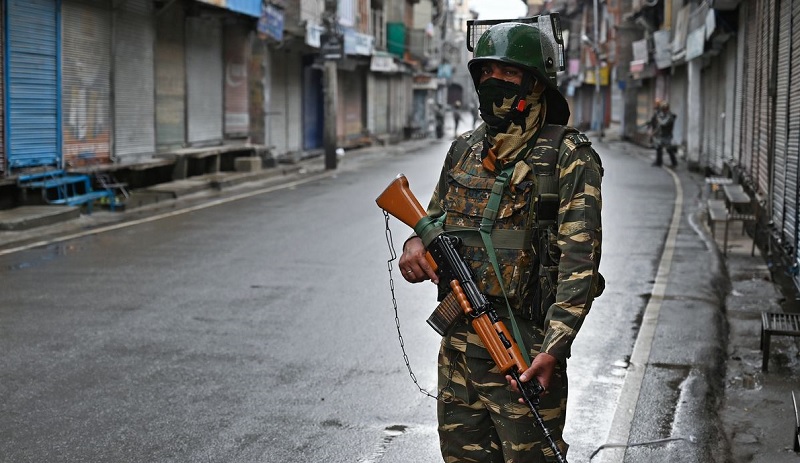 शक्तिविहीन औए वंचित कर दिए गए कश्मीरियों के सामने प्रतिरोध के सिवा कोई रास्ता नहीं