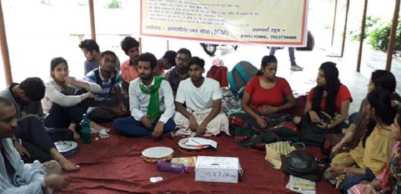 बीएचयू में भूख हड़ताल पर बैठे कई छात्र-छात्राओं की हालत खराब