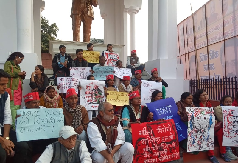 हैदराबाद में हुए दर्दनाक बलात्कार-हत्याकांड के खिलाफ लखनऊ में हुआ न्याय मार्च
