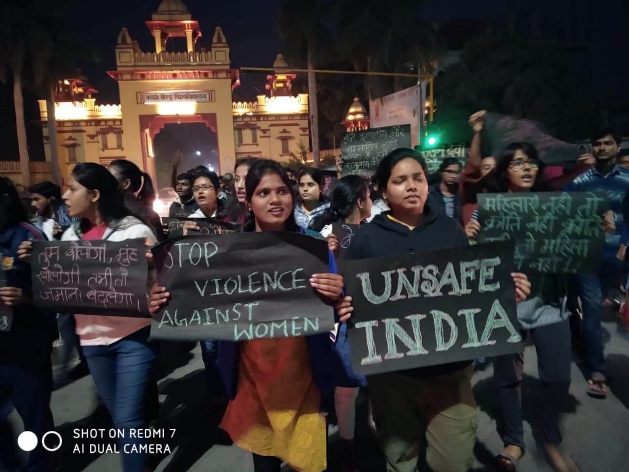 छात्र-छात्राओं का आक्रोश, महिला अपराधों पर सरकार मौन