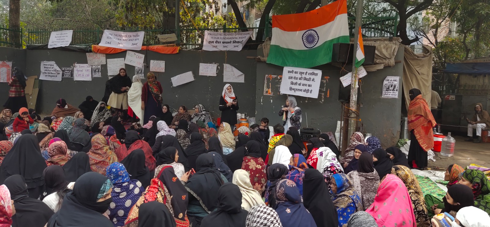 इंद्रलोक से ग्राउंड रिपोर्टः पुलिस महिलाओं को दे रही लाठीचार्ज की धमकी