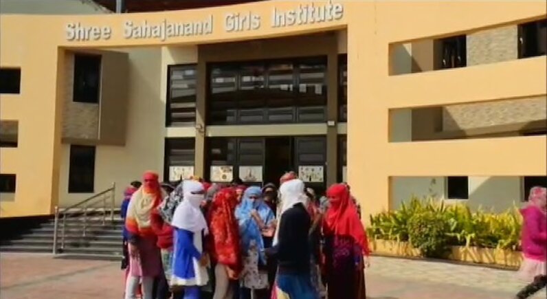 भुज के एक कॉलेज में सामने आयी शर्मनाक घटना, माहवारी की चेकिंग के लिए शिक्षिकाओं ने उतरवाये 68 लड़कियों के कपड़े
