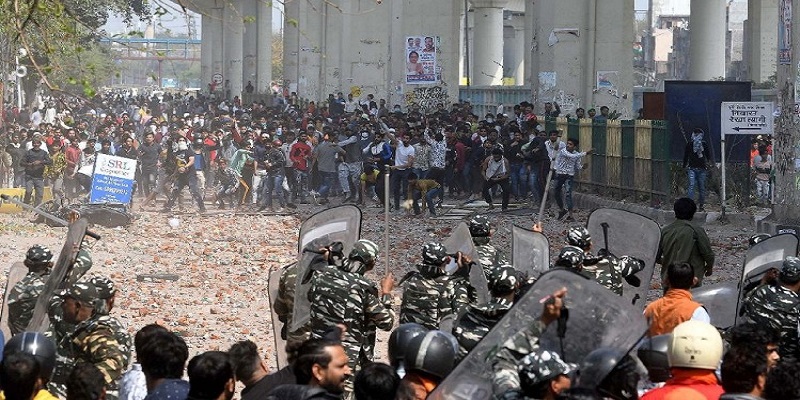 दिल्ली हिंसा: ऊपरी आदेश की प्रतीक्षा ने पुलिस को किया विकलांग