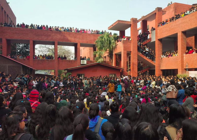 संगठित यौन हमले की घटना से नाराज गार्गी कॉलेज की छात्राओं ने किया परिसर में प्रदर्शन