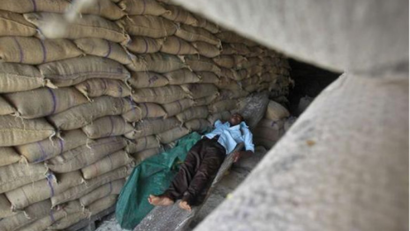 भूख से तड़पते लोगों का पेट भरने के बजाय मोदी सरकार ने दी एफसीआई गोदामों में भरे चावल से सैनिटाइजर बनाने की मंज़ूरी