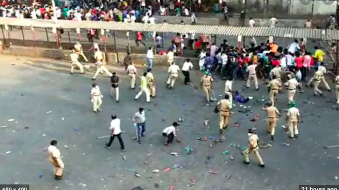 बांद्रा में मज़दूरों को खदेड़ती पुलिस।