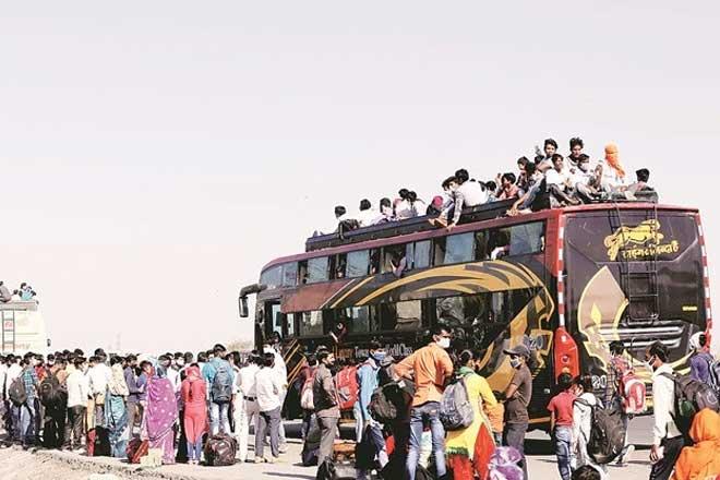 गुजरात से यूपी के लिए चले प्रवासी मज़दूर रास्ते में रोके गए