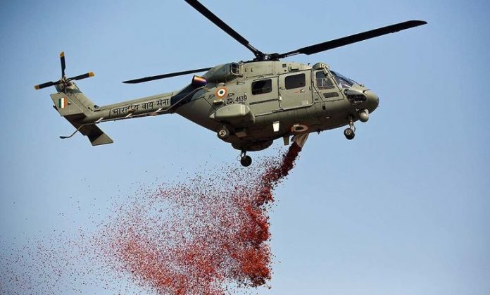 अस्पतालों पर फूल बरसाते सेना के हेलीकाप्टर।