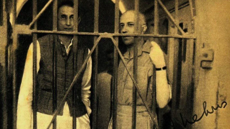 जेल में नेहरू।