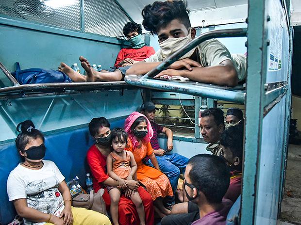 ट्रेन में सवार प्रवासी मजदूर परिवार।