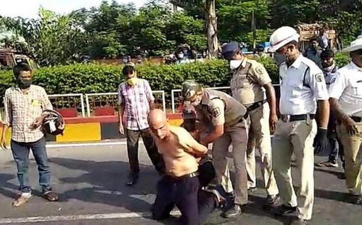 पीपीई किट और मास्क की कमी का मुद्दा उठाने वाले डॉक्टर को सड़क पर नंगा करके विशाखापट्टनम पुलिस ने बेरहमी से पीटा