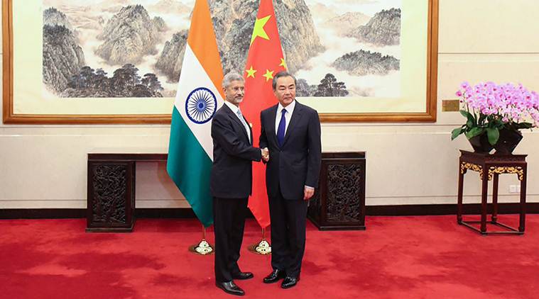 12 अगस्त, 2019 को भारत और चीन के विदेश मंत्री एक दूसरे से मिलते हुए।