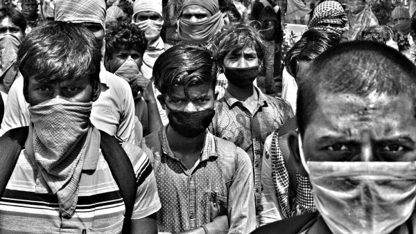 वेतन, EMI और प्रवासी: मोदी सरकार के दावों की पोल खुलनी शुरू