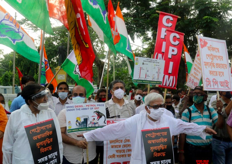 सीपीएम और कांग्रेस के नेता और कार्यकर्ता कोलकाता में विरोध प्रदर्शन करते हुए।