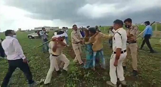 गुना में दलित परिवार की पिटाई करती पुलिस।