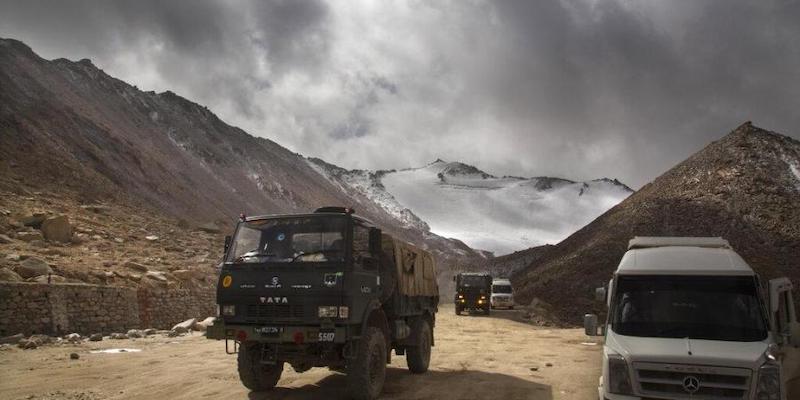 2018 में पैंगांग त्सो झील के पास से गुजरता भारतीय सेना का एक ट्रक।
