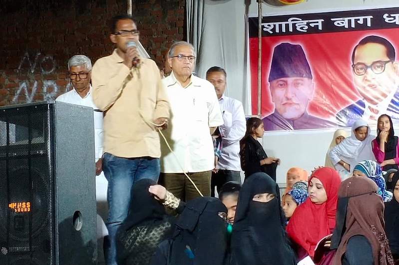 कलीम सिद्दीकी सीएए विरोधी आंदोलन में भाषण करते हुए।