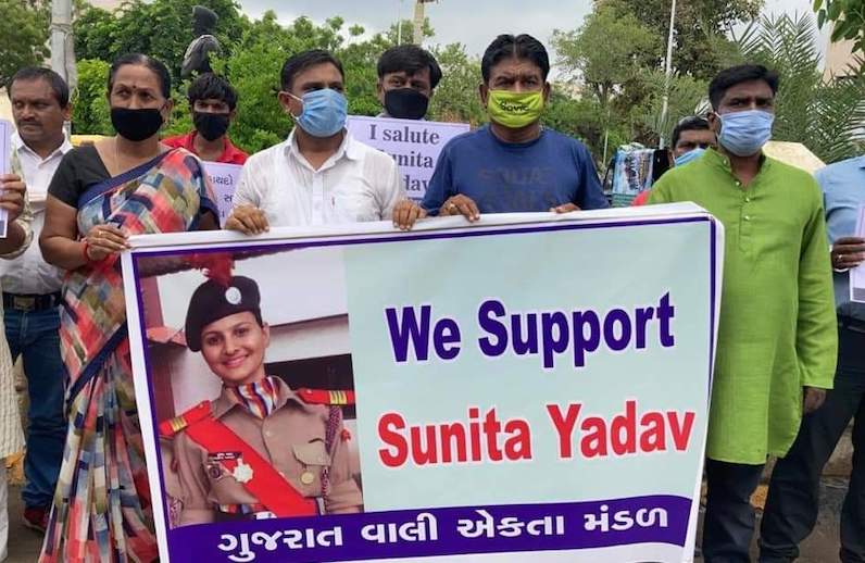 कांस्टेबल सुनीता यादव के पक्ष में अहमदाबाद में प्रदर्शन, मामले को लेकर पुलिस-प्रशासन पर दबाव बढ़ा 2 suneeta 2