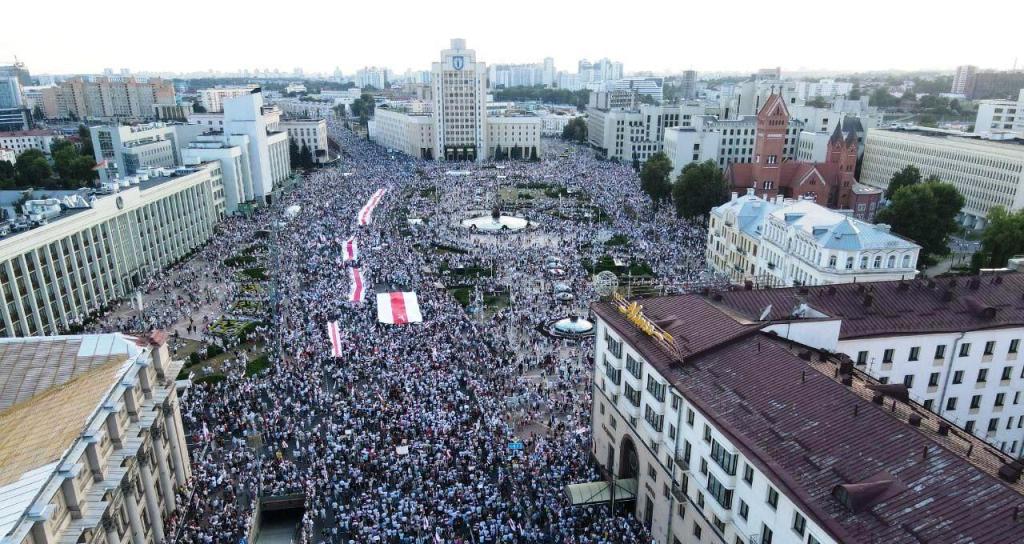 बेलारूस में कई लाख नागरिक सड़कों पर, पुनर्मतदान और राष्ट्रपति के इस्तीफे पर अड़े प्रदर्शनकारी