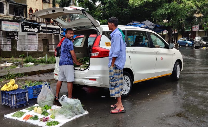 मुंबई: टैक्सी, लॉन्ड्री, प्रॉपर्टी और ब्यूटी पार्लर वाले बेच रहे हैं सब्जी