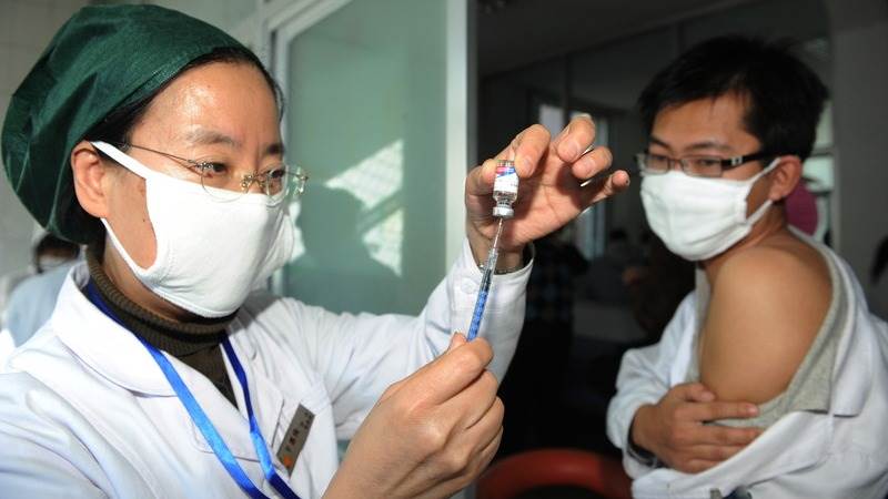 चीन में कोरोना के टीके लगने शुरू