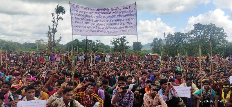 छत्तीसगढ़ः पारंपरिक हथियारों के साथ हजारों ग्रामीणों ने किया पुलिस कैंप के विरोध में प्रदर्शन