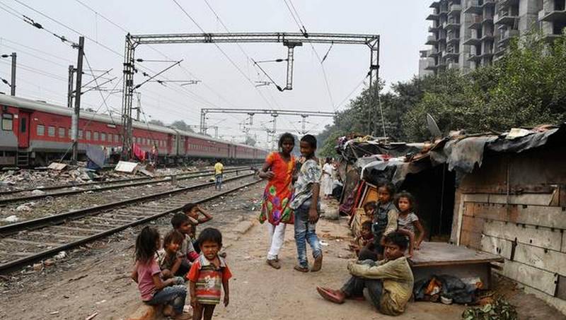 दबाव के आगे झुका केंद्र, सुप्रीम कोर्ट में कहा- फिलहाल नहीं हटेंगी रेलवे लाइन की झुग्गियां