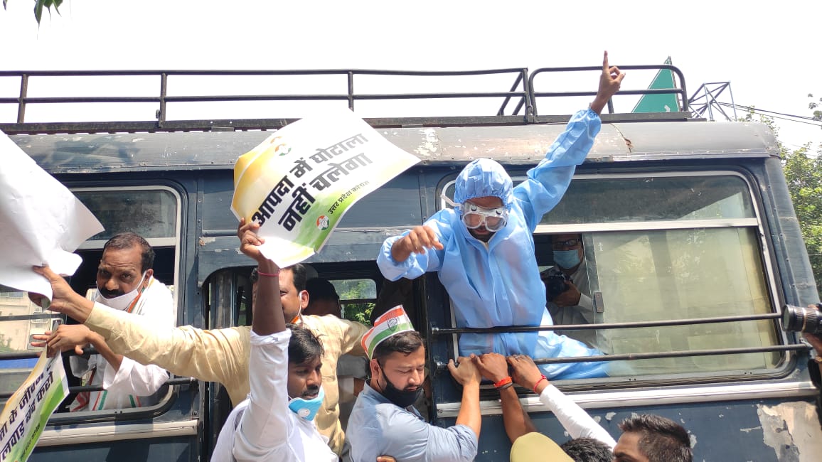 किट घोटाला बना योगी के गले की फांस, विपक्षी दलों ने शुरू की घेरेबंदी, प्रदर्शन के दौरान कई कांग्रेस कार्यकर्ता गिरफ्तार