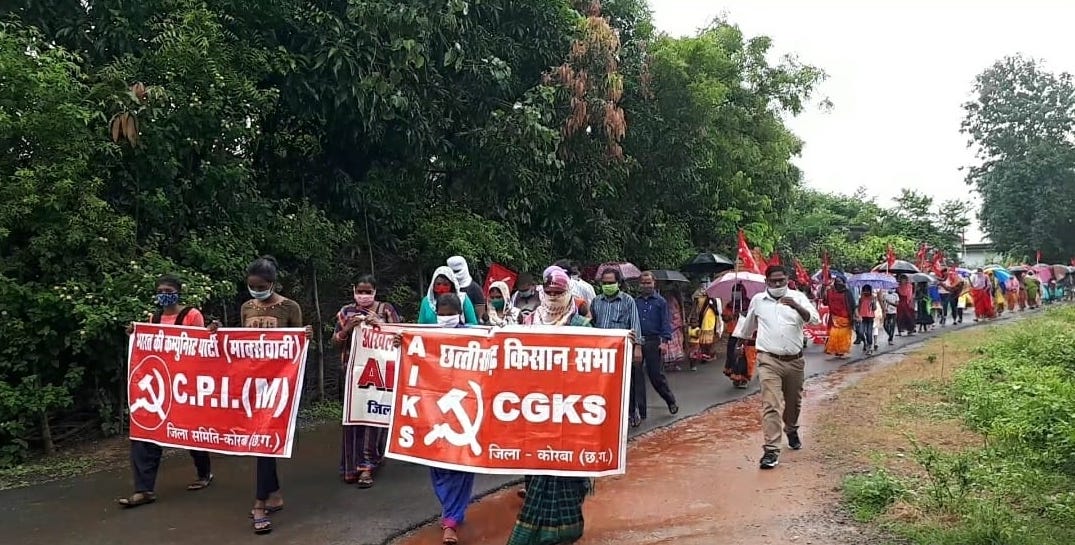 अवैध कब्जा हटाने की नोटिस के खिलाफ कोरबा के सैकड़ों ग्रामीणों ने निकाली पदयात्रा