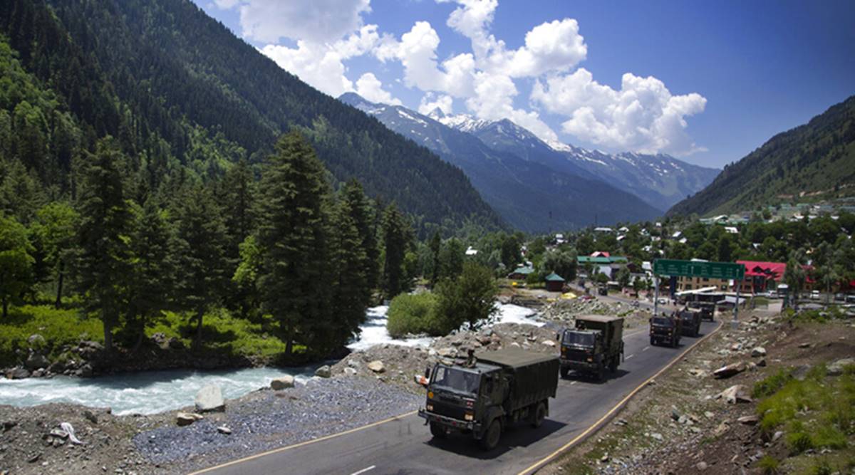 भारत चीन सीमा पर लद्दाख के पास सैनिकों की आवाजाही।