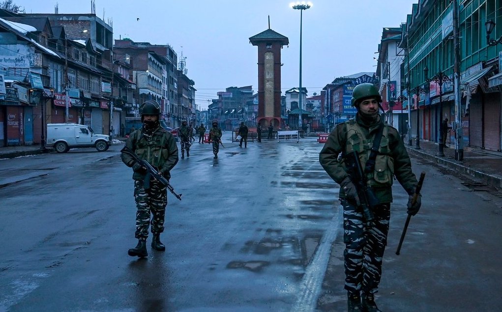 कश्मीर में राष्ट्रवादी पाटों की चक्की में पिस रही है कानून-व्यवस्था