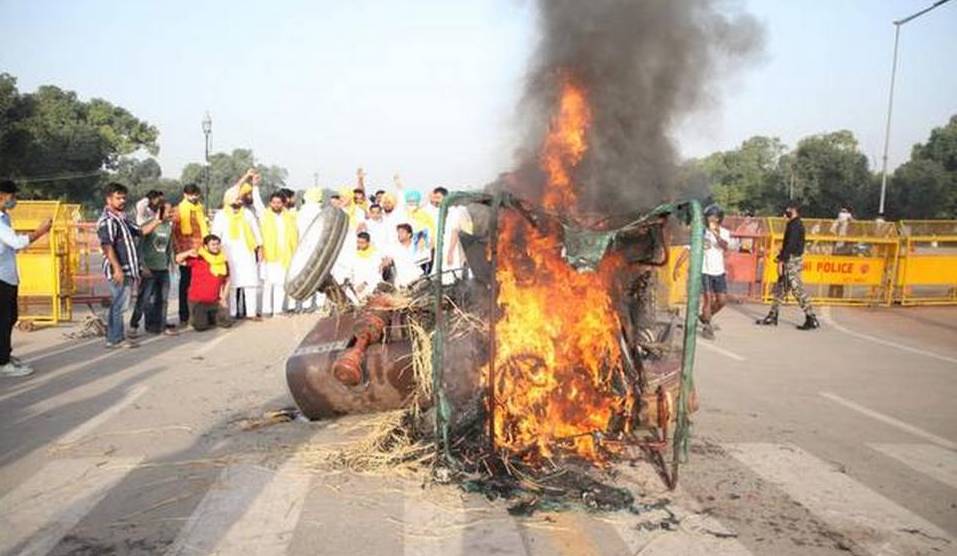 कृषि कानून विरोध: इंडिया गेट पर ट्रैक्टर जला, पंजाब में सीएम अमरिंदर अनशन पर और कर्नाटक रहा बंद