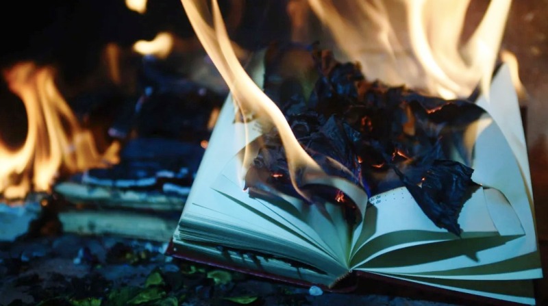 किताबें मत जलाइए, ऐसा इंतज़ाम कीजिए कि लोग उन्हें पढ़ ही न पाएं!