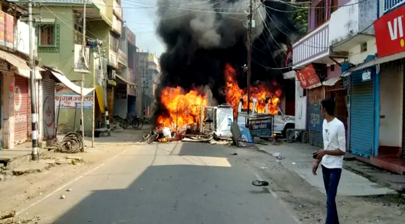 मुंगेरः भीड़ का फूटा सड़कों पर गुस्सा, आगजनी और एसपी दफ्तर में तोड़फोड़; चुनाव आयोग ने डीएम और एसपी को हटाया