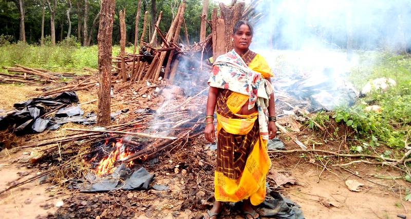 छत्तीसगढ़: राजीव गांधी के गोद लिए आदिवासी गांव की 20 झोपड़ियों को प्रशासन ने किया जला कर खाक!