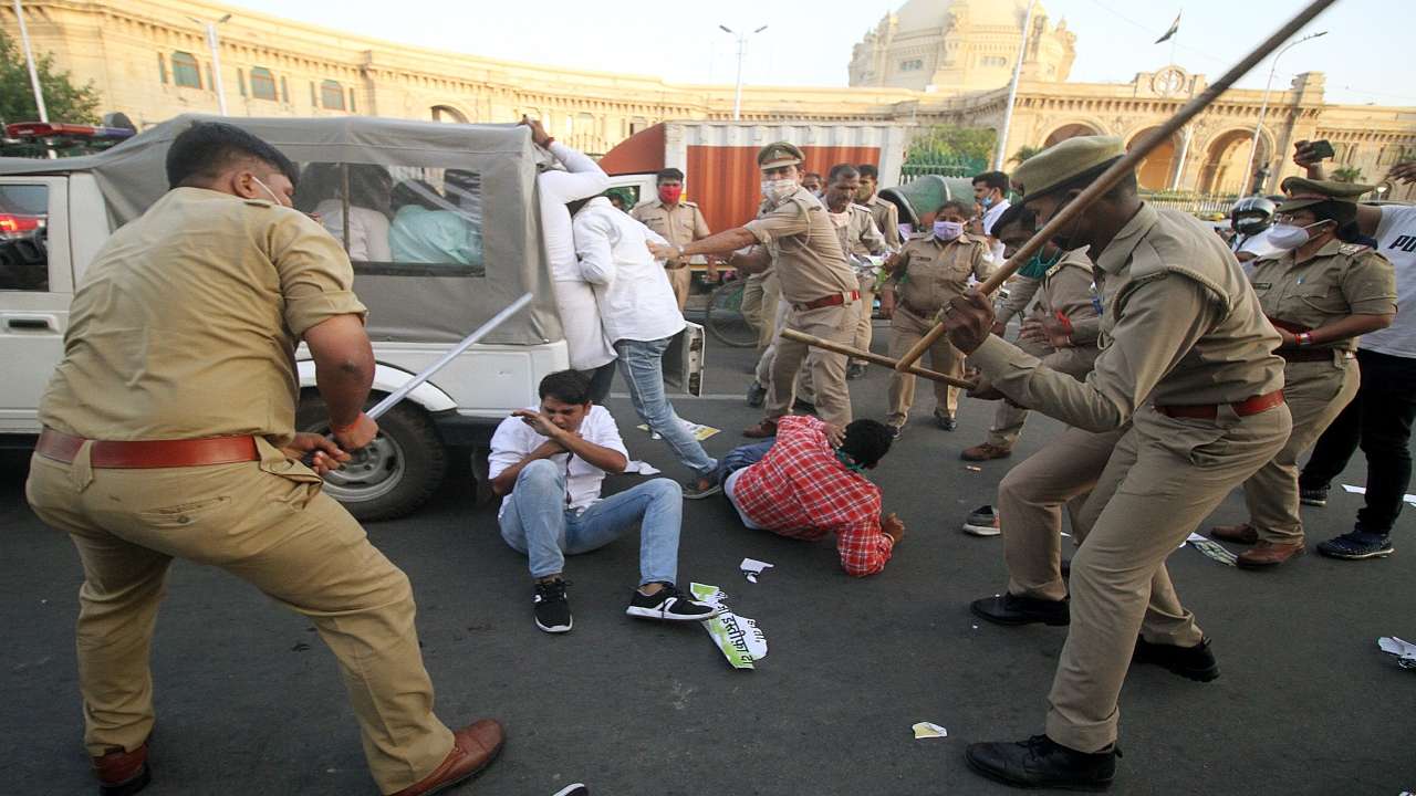 प्रदर्शनकारियों पर पुलिस बर्बरता, दूसरे राउंड का लाठीचार्ज ; इंडिया गेट और लखनऊ में गिरफ्तारियां