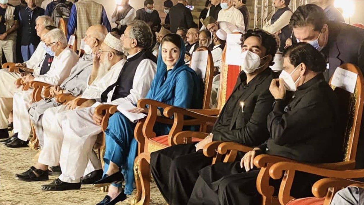 पाकिस्तान में विपक्षी गोलबंदी के तहत मंच पर बैठे नेता।