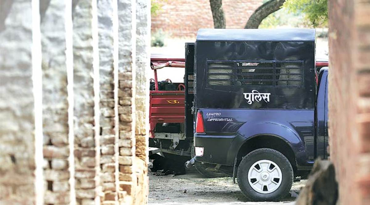 पुलिस की गाड़ी। साभार- इंडियन एक्सप्रेस