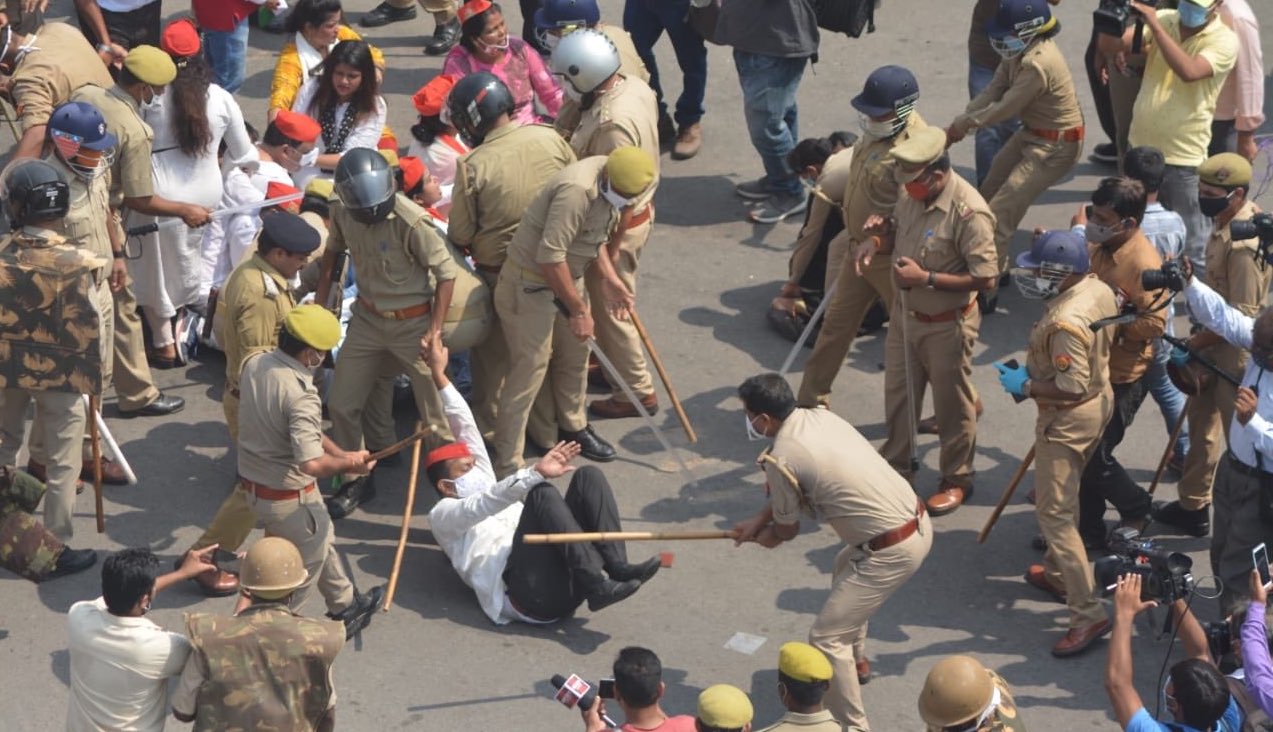 गांधी के दिन गोडसे बन गयी योगी की पुलिस! लखनऊ में सपाइयों की पीठ थी और खाकीधारियों की लाठियां