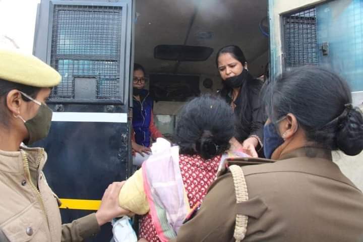 महिला नेताओं को गिरफ्तार करती पुलिस।