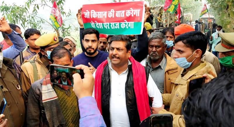 लखीमपुर में किसान यात्रा निकाल रहे किसानों और सपा कार्यकर्ताओं को पुलिस ने किया गिरफ्तार