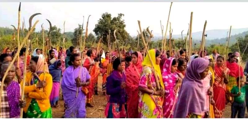 झारखंड: सीआरपीएफ कैंप के निर्माण के खिलाफ आदिवासियों का प्रदर्शन, कहा- स्कूल और अस्पताल चाहिए