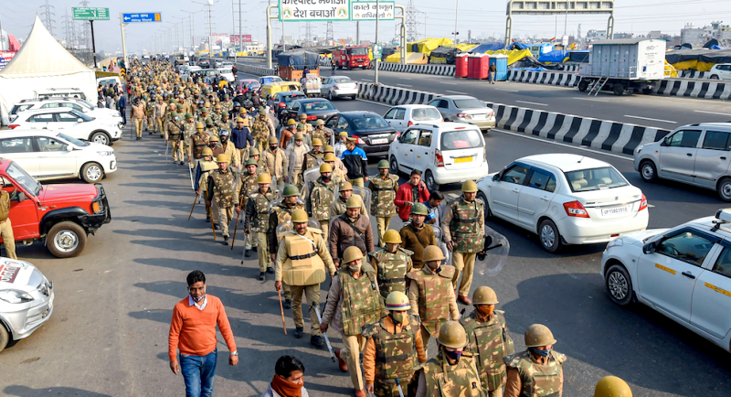 गाजीपुर बॉर्डर पर यूपी पुलिस ने किया फ्लैग मार्च, सिंघु सीमा भी हुई सील
