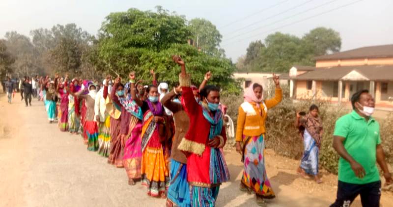 हेमंत सरकार में भी बेरोकटोक जारी है अवैध खनन, गांव वालों ने किया प्रदर्शन