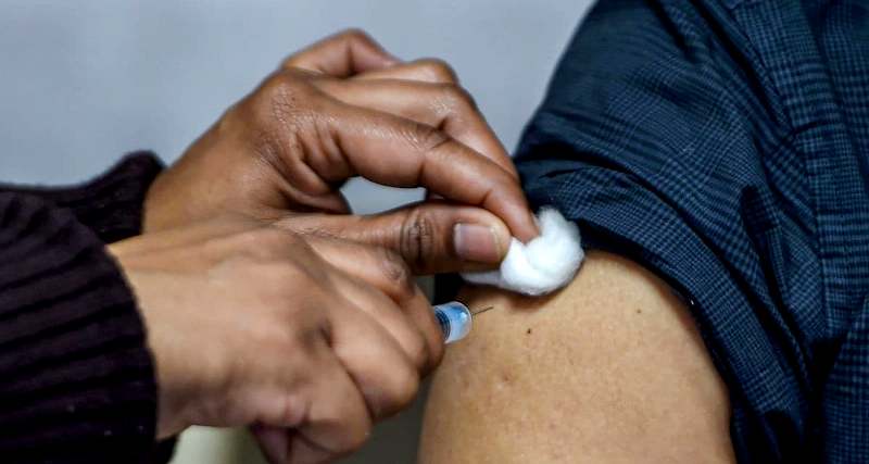 तेलंगानाः कोरोना वैक्सीन लेने के 18 घंटे बाद स्वास्थ्यकर्मी की मौत