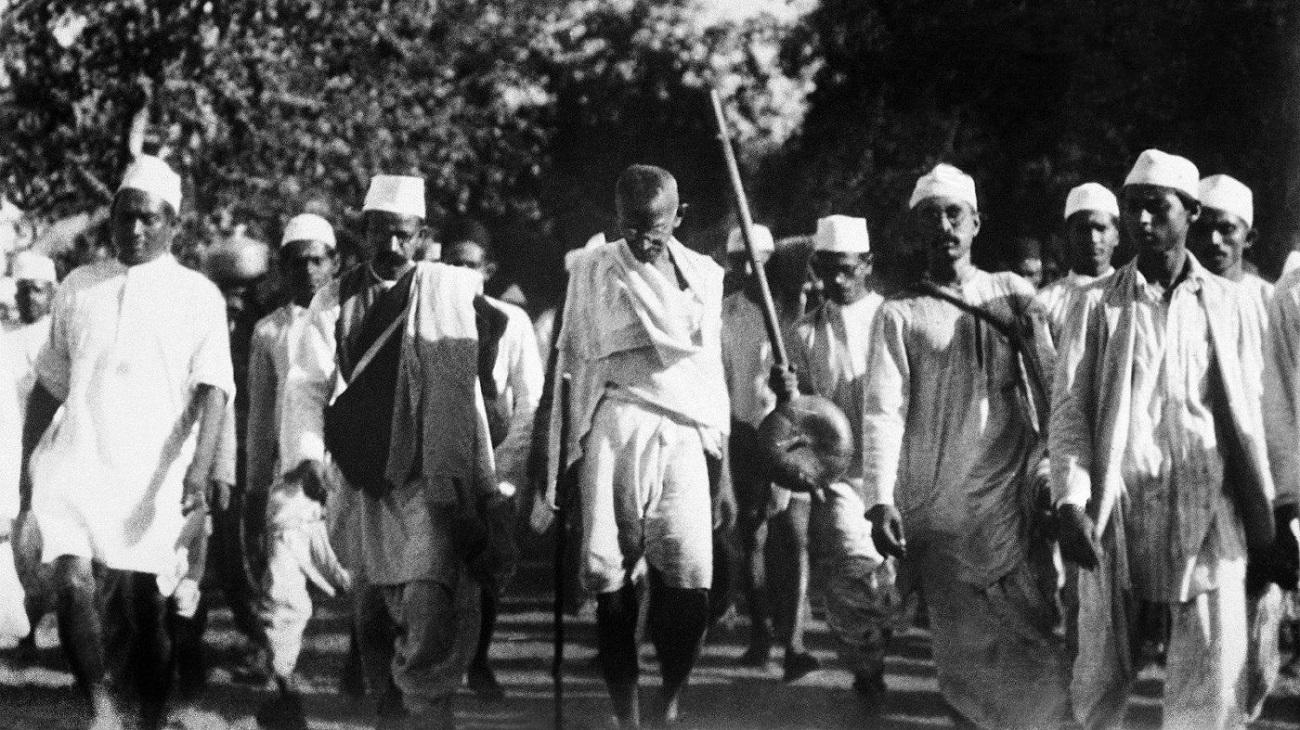 हिंदुस्तान के वास्तविक राजा किसान को बना दिया गया है गुलाम: गांधी
