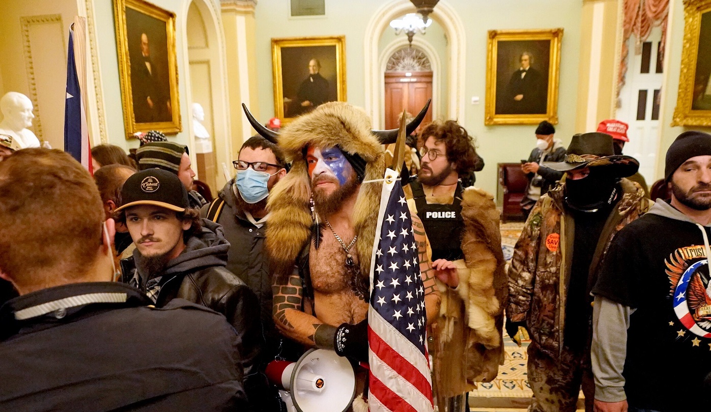 अमेरिकी संसद भवन के दंगाइयों के खिलाफ कार्रवाई शुरू, सिर पर फर्र और सींग के पहनावे वाला शख्स गिरफ्तार